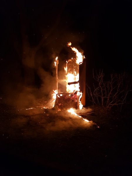 Brennende Bücherzelle in der Nacht