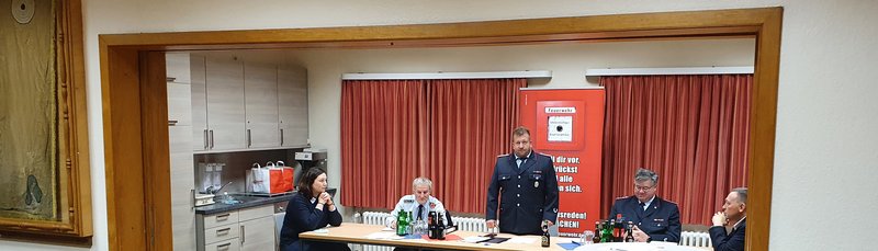 Fachdienstleitung Bürgerservice Nadine von Hörsten, Schriftwart Hermann Hoppenstedt, Ortsbrandmeister Henning Schmidt, Gemeindebrandmeister Oliver Hermann und Gemeindebürgermeister Dirk Oelmann stehen der JHV vor
