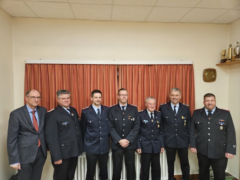 Beförderte und Geehrte stehen nebeneinander