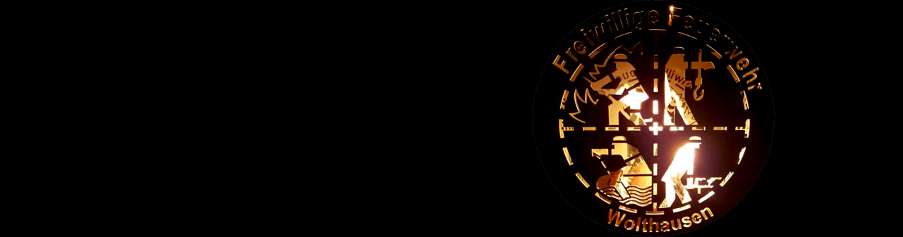 Schwarzer Hintergrund mit rechts angeordnetem Feuerwehr Logo durch Flammen beleuchtet von hinten