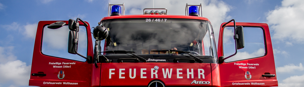 Feuerwehrauto von vorne mit geöffneten Türen