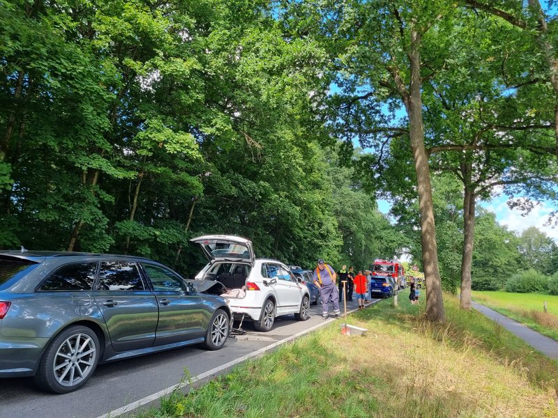 Auffahrunfall im Vordergrund, Feuerwehrfahrzeug im Hintergrund